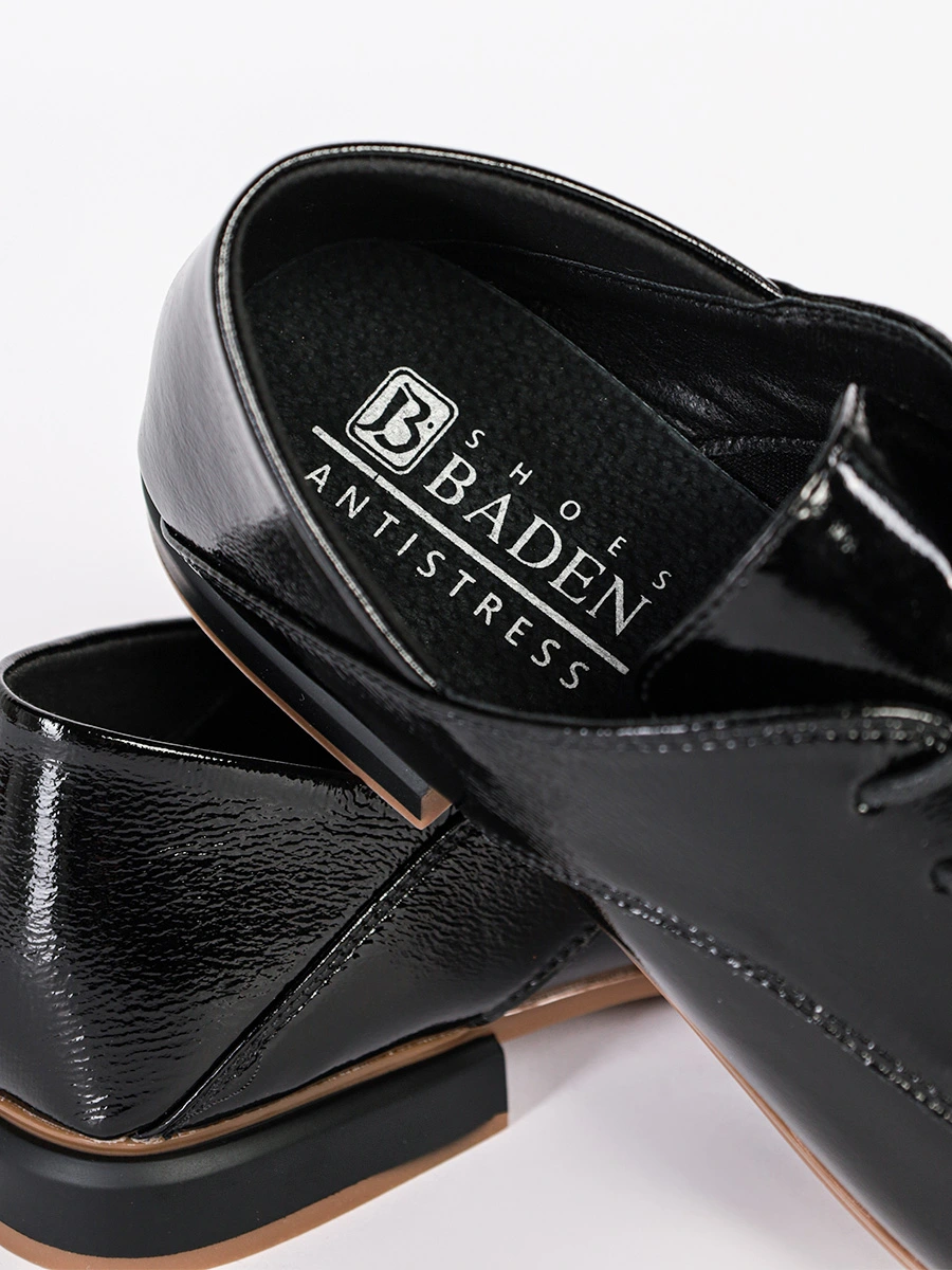 Туфли лакированные черного цвета на венском каблуке